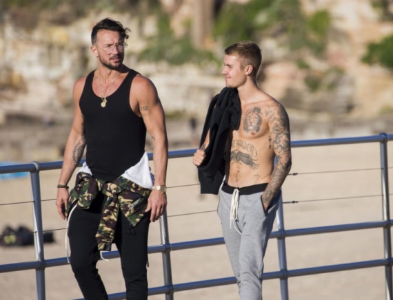 Extraña conducta de Justin Bieber con su pastor